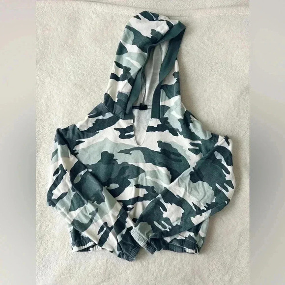 wild fable Tops - Wild Fable Cropped Camo Hoodie